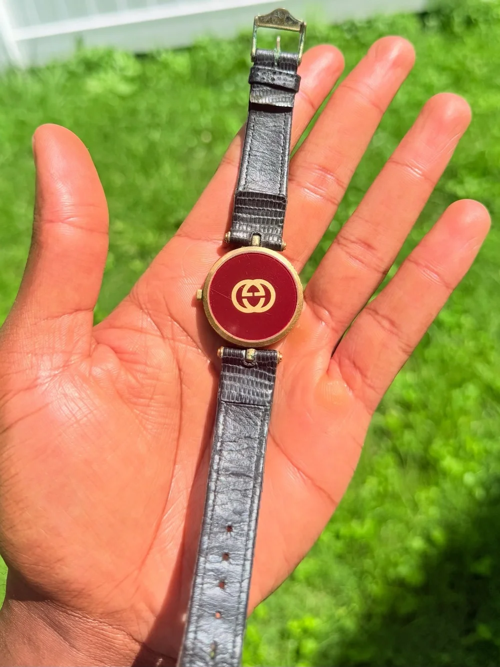 Classic Men's Gucci Quartz Gold-Tone Dress Watch with Black Leather Strap